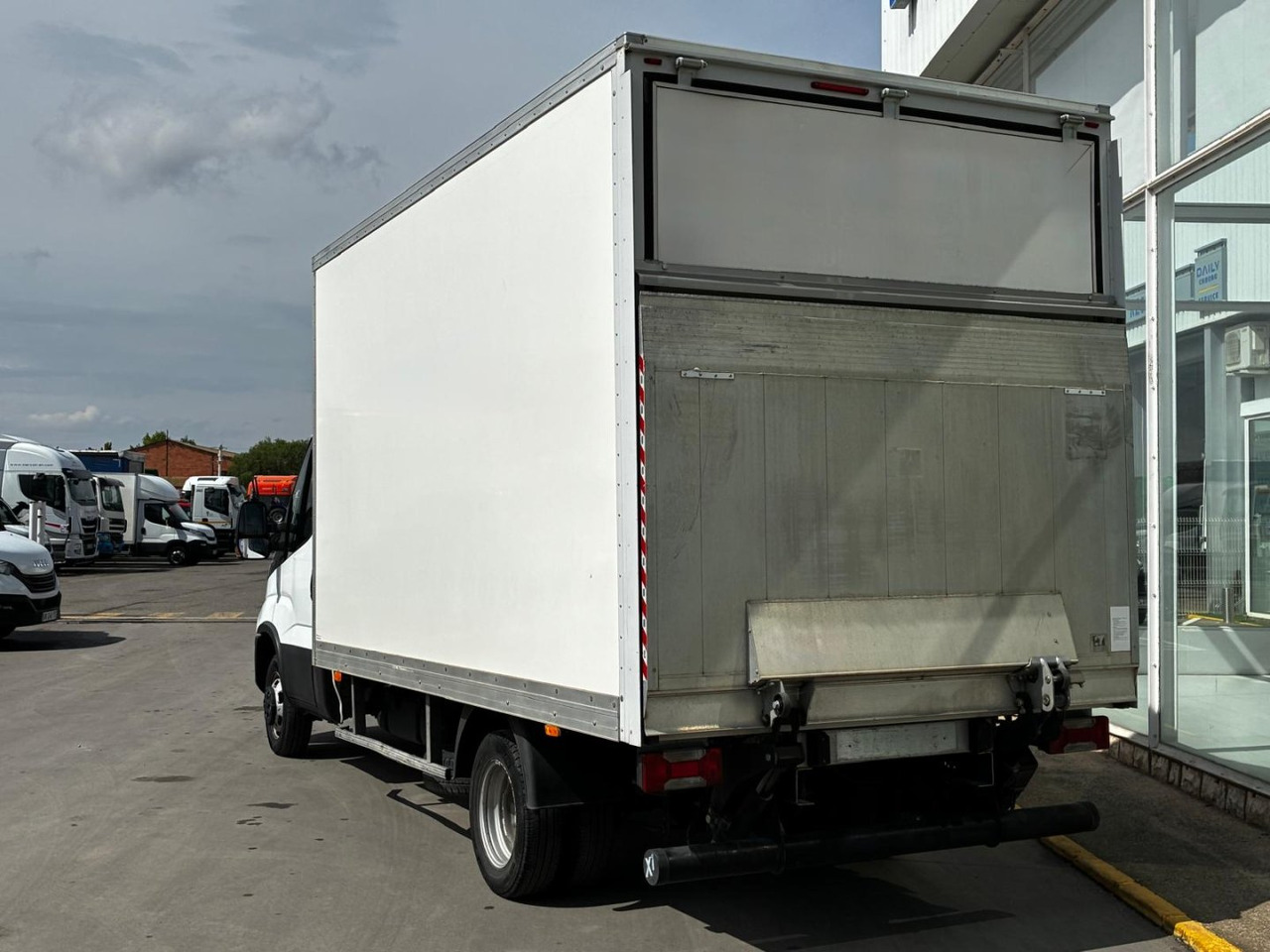 Caja cerrada IVECO 35C16 3.0 20m3 - Kamioncine me kontinier: foto 4 Caja cerrada IVECO 35C16 3.0 20m3 - Kamioncine me kontinier: foto 4