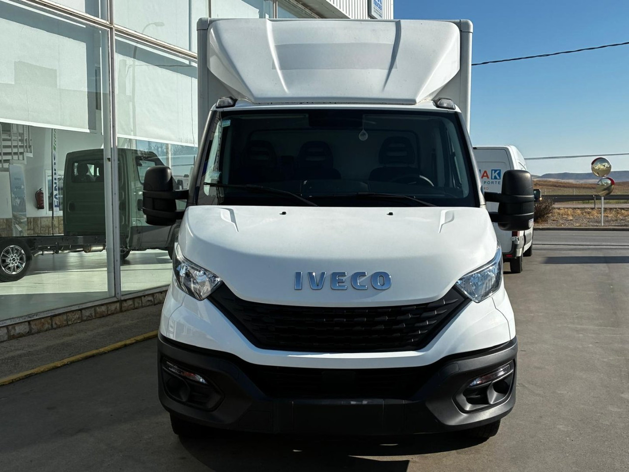 Caja cerrada con plataforma elevadora IVECO 35C14 20m3 - Kamioncine me kontinier: foto 2 Caja cerrada con plataforma elevadora IVECO 35C14 20m3 - Kamioncine me kontinier: foto 2