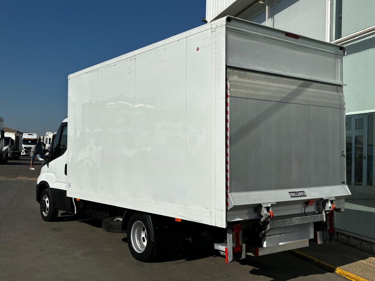 Caja cerrada con plataforma elevadora IVECO 35C14 20m3 - Kamioncine me kontinier: foto 4 Caja cerrada con plataforma elevadora IVECO 35C14 20m3 - Kamioncine me kontinier: foto 4