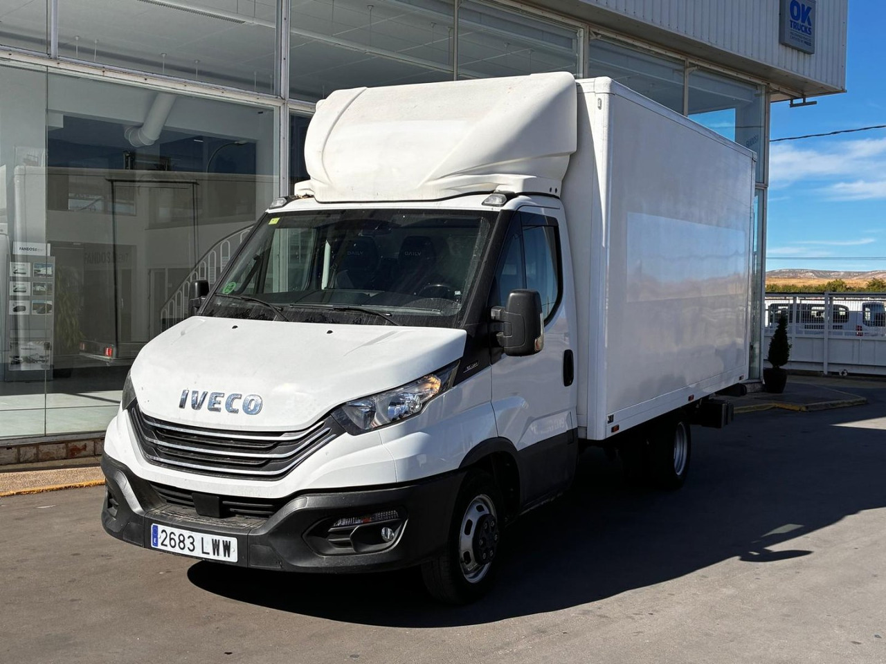 Caja cerrada con plataforma elevadora IVECO 35C14 20m3 con puerta lateral - Kamioncine me kontinier: foto 1 Caja cerrada con plataforma elevadora IVECO 35C14 20m3 con puerta lateral - Kamioncine me kontinier: foto 1