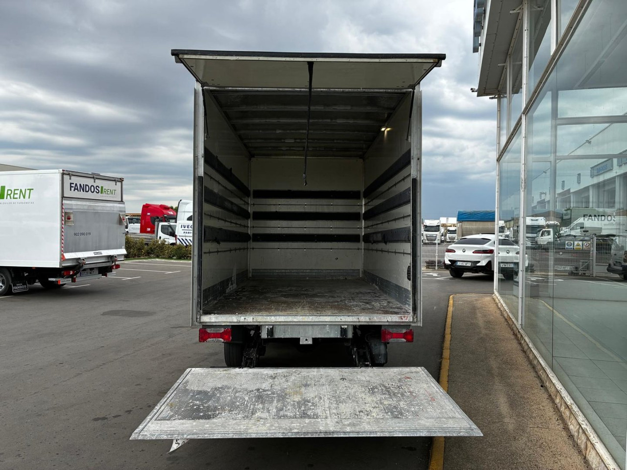 Caja cerrada con plataforma elevadora IVECO 35C16 20m3 - Kamioncine me kontinier: foto 4 Caja cerrada con plataforma elevadora IVECO 35C16 20m3 - Kamioncine me kontinier: foto 4