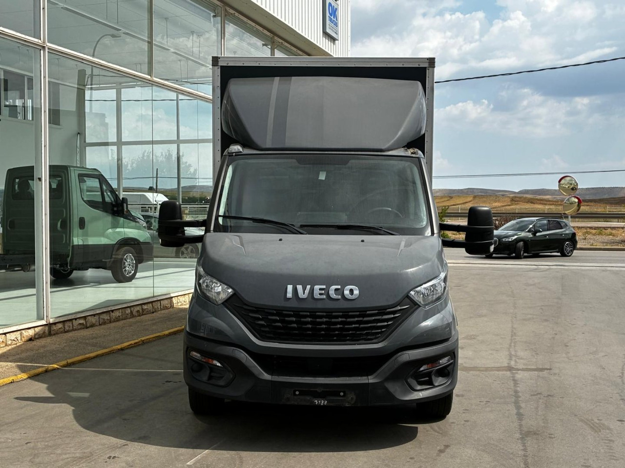 Caja cerrada con plataforma elevadora IVECO 35C16 20m3 - Kamioncine me kontinier: foto 2 Caja cerrada con plataforma elevadora IVECO 35C16 20m3 - Kamioncine me kontinier: foto 2