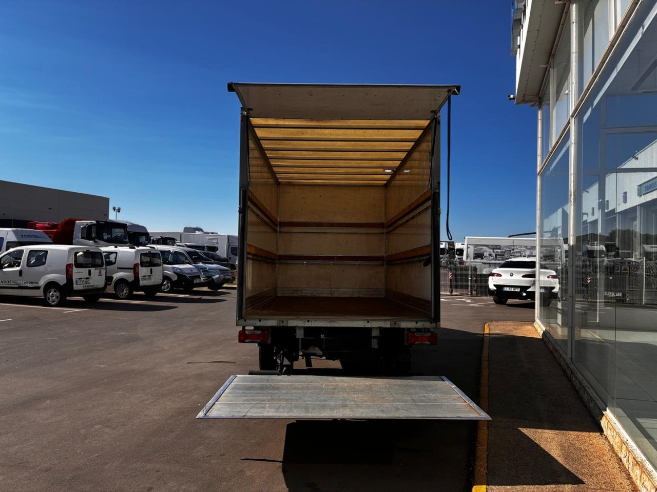 Caja cerrada con plataforma elevadora IVECO 35C16 20m3 - Kamioncine me kontinier: foto 5 Caja cerrada con plataforma elevadora IVECO 35C16 20m3 - Kamioncine me kontinier: foto 5