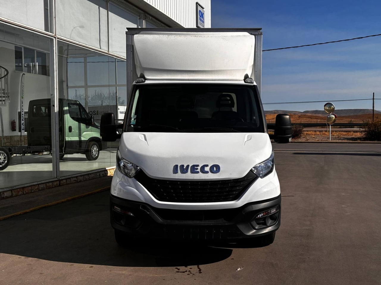 Caja cerrada con plataforma elevadora IVECO 35C16 20m3 - Kamioncine me kontinier: foto 2 Caja cerrada con plataforma elevadora IVECO 35C16 20m3 - Kamioncine me kontinier: foto 2