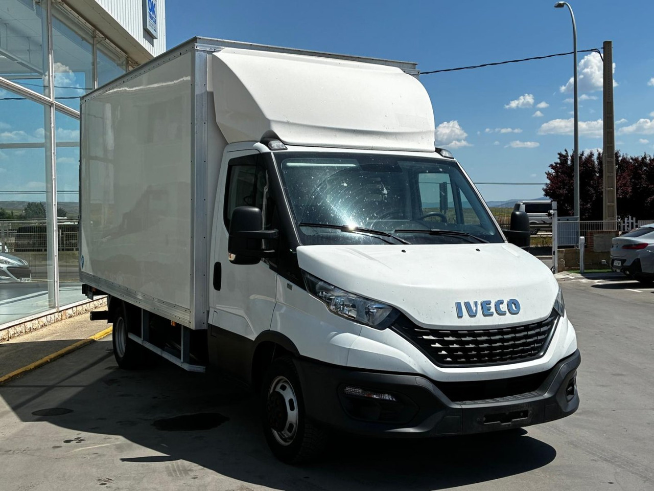 Caja cerrada con plataforma elevadora IVECO 35C16 20m3 - Kamioncine me kontinier: foto 3 Caja cerrada con plataforma elevadora IVECO 35C16 20m3 - Kamioncine me kontinier: foto 3