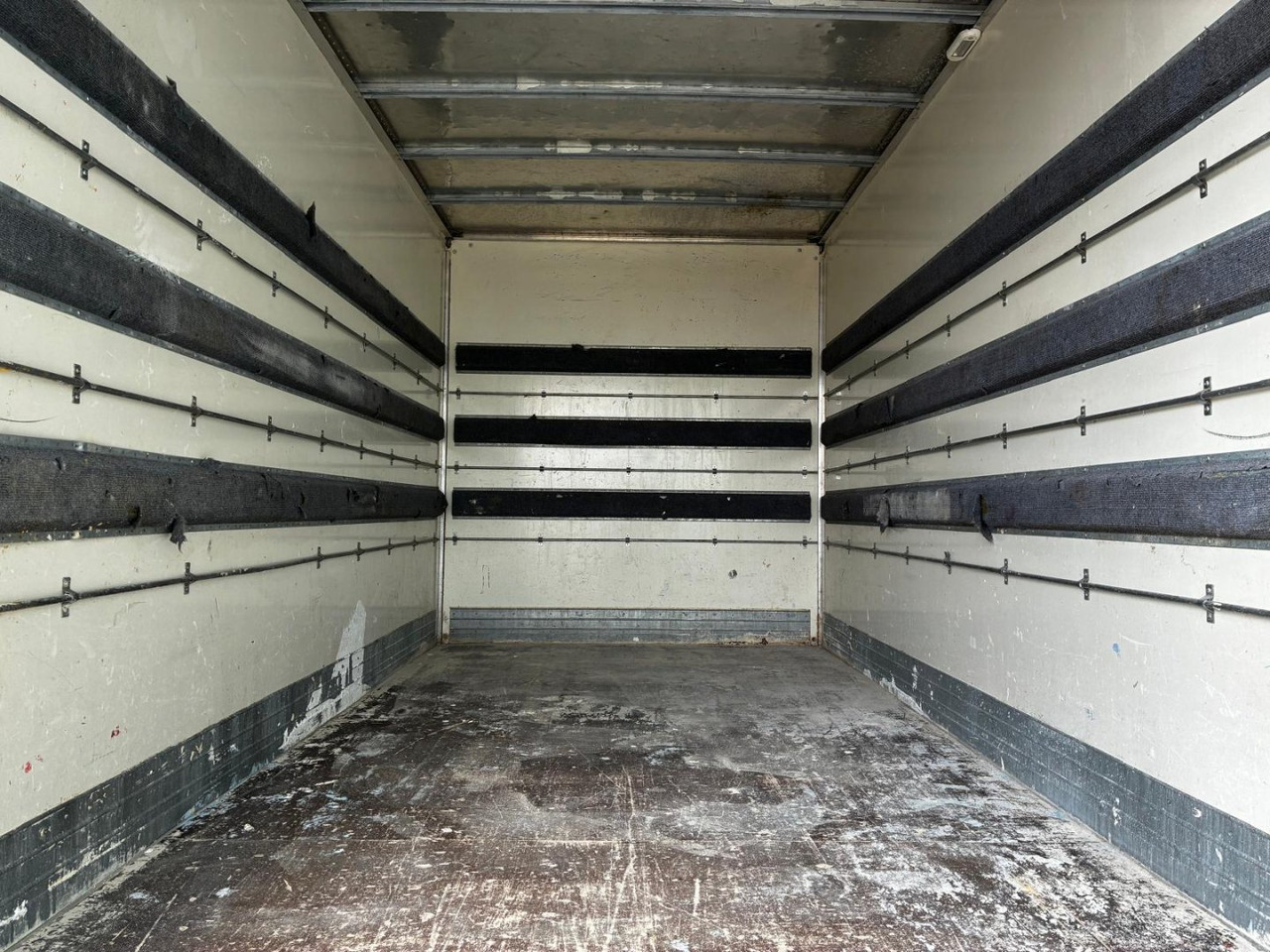 Caja cerrada con plataforma elevadora IVECO 35C16 20m3 - Kamioncine me kontinier: foto 5 Caja cerrada con plataforma elevadora IVECO 35C16 20m3 - Kamioncine me kontinier: foto 5