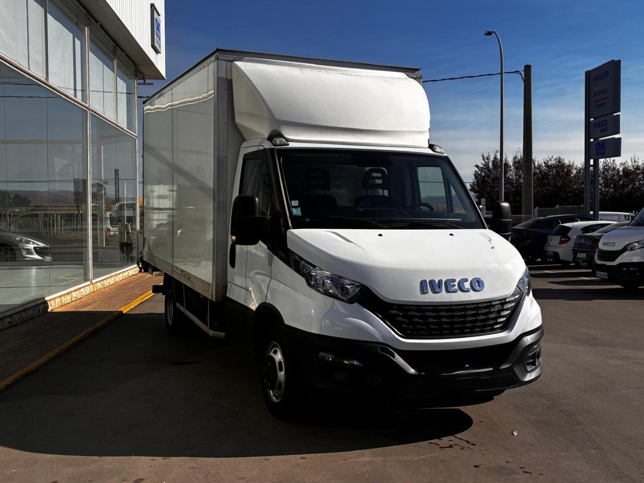 Caja cerrada con plataforma elevadora IVECO 35C16 20m3 - Kamioncine me kontinier: foto 3 Caja cerrada con plataforma elevadora IVECO 35C16 20m3 - Kamioncine me kontinier: foto 3