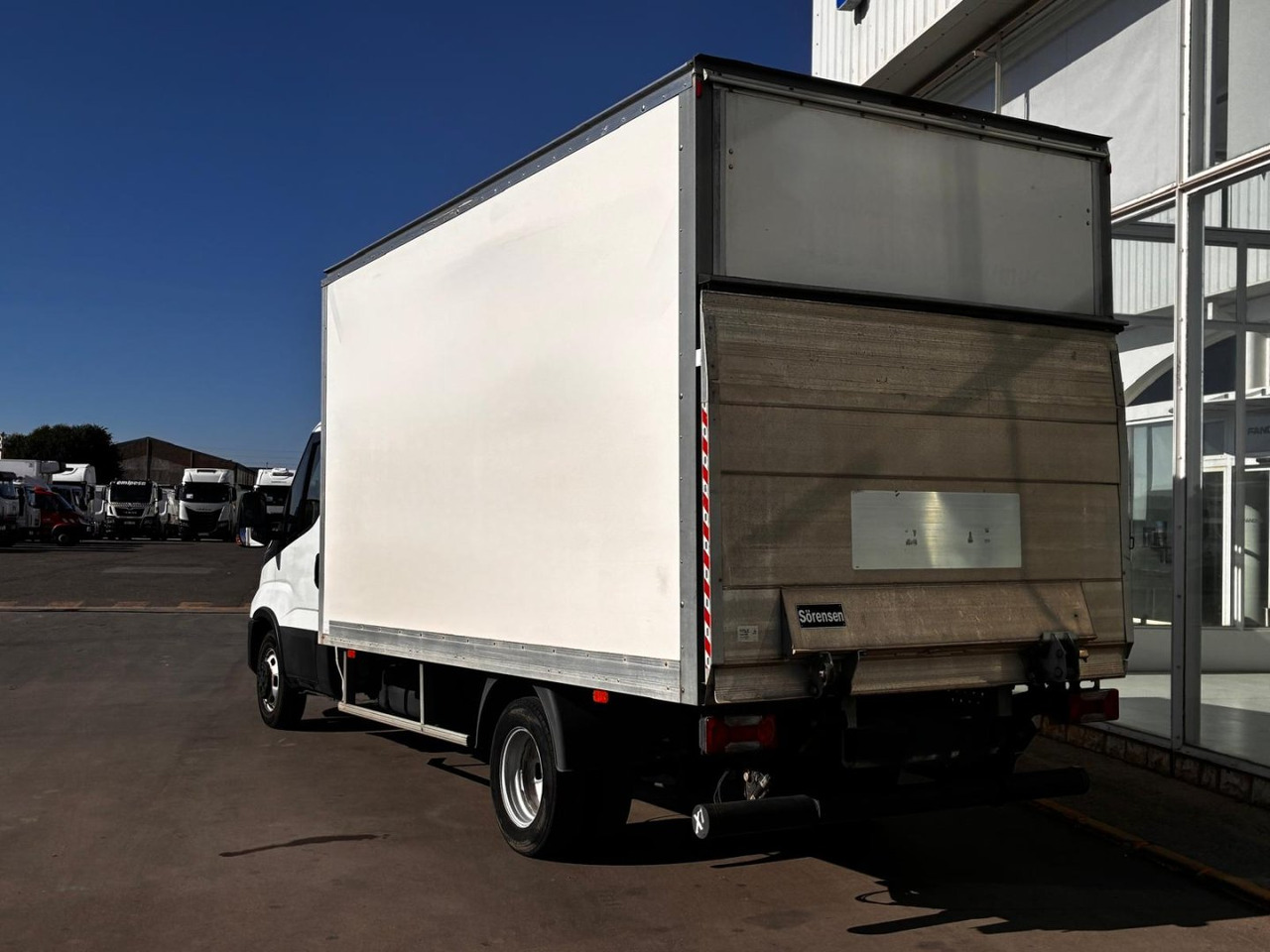 Caja cerrada con plataforma elevadora IVECO 35C16 20m3 - Kamioncine me kontinier: foto 4 Caja cerrada con plataforma elevadora IVECO 35C16 20m3 - Kamioncine me kontinier: foto 4