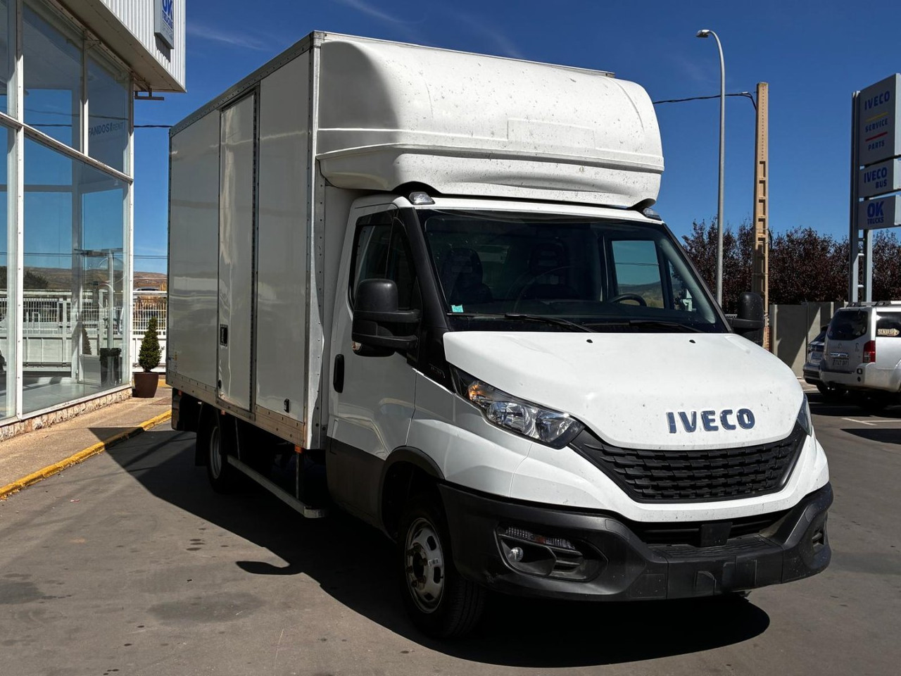 Caja cerrada con plataforma elevadora IVECO 35C16 20m3 con puerta lateral - Kamioncine me kontinier: foto 3 Caja cerrada con plataforma elevadora IVECO 35C16 20m3 con puerta lateral - Kamioncine me kontinier: foto 3
