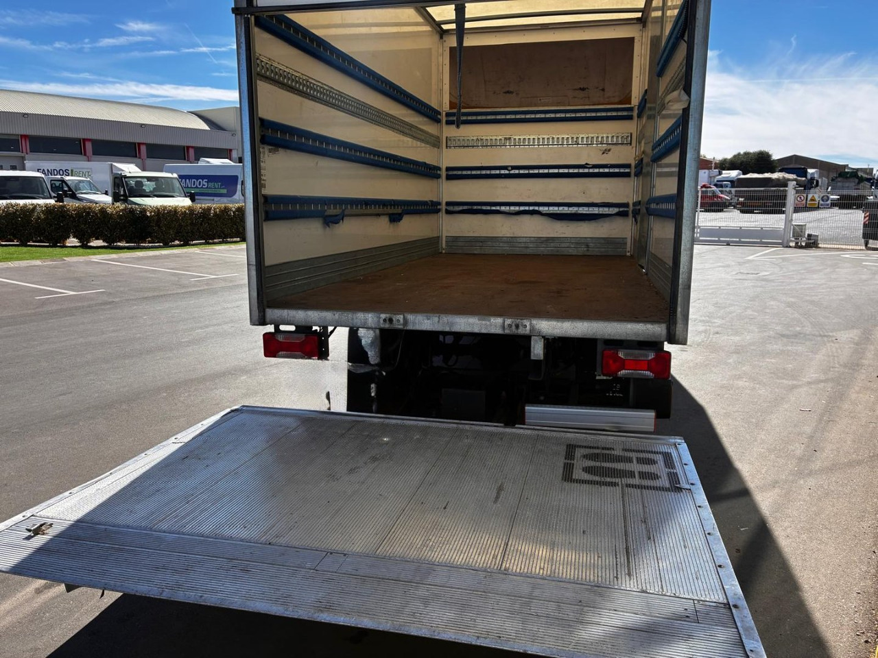 Caja cerrada con plataforma elevadora IVECO 35C16 20m3 con puerta lateral - Kamioncine me kontinier: foto 5 Caja cerrada con plataforma elevadora IVECO 35C16 20m3 con puerta lateral - Kamioncine me kontinier: foto 5