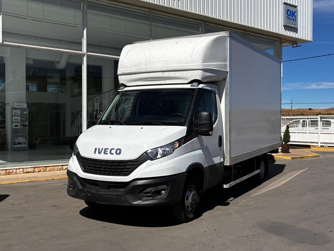 Caja cerrada con plataforma elevadora IVECO 35C16 20m3 con puerta lateral - Kamioncine me kontinier: foto 1 Caja cerrada con plataforma elevadora IVECO 35C16 20m3 con puerta lateral - Kamioncine me kontinier: foto 1