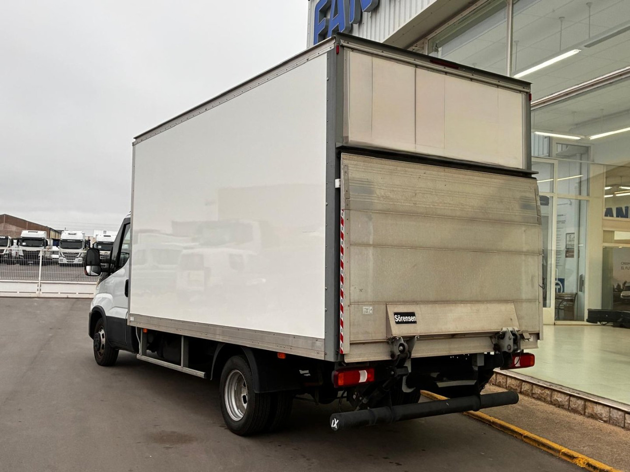 Caja cerrada con plataforma elevadora IVECO 35C16 3.0 20m3 - Kamioncine me kontinier: foto 4 Caja cerrada con plataforma elevadora IVECO 35C16 3.0 20m3 - Kamioncine me kontinier: foto 4