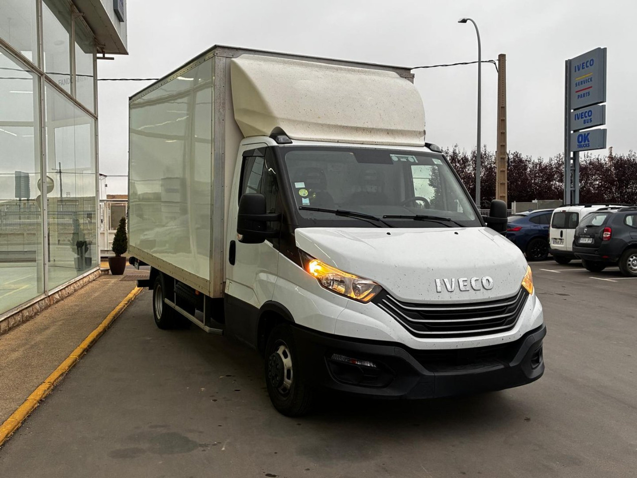 Caja cerrada con plataforma elevadora IVECO 35C16 3.0 20m3 - Kamioncine me kontinier: foto 3 Caja cerrada con plataforma elevadora IVECO 35C16 3.0 20m3 - Kamioncine me kontinier: foto 3