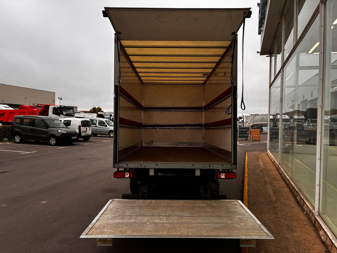 Caja cerrada con plataforma elevadora IVECO 35C16 3.0 20m3 - Kamioncine me kontinier: foto 5 Caja cerrada con plataforma elevadora IVECO 35C16 3.0 20m3 - Kamioncine me kontinier: foto 5