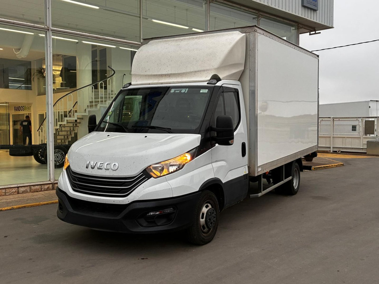 Caja cerrada con plataforma elevadora IVECO 35C16 3.0 20m3 - Kamioncine me kontinier: foto 1 Caja cerrada con plataforma elevadora IVECO 35C16 3.0 20m3 - Kamioncine me kontinier: foto 1