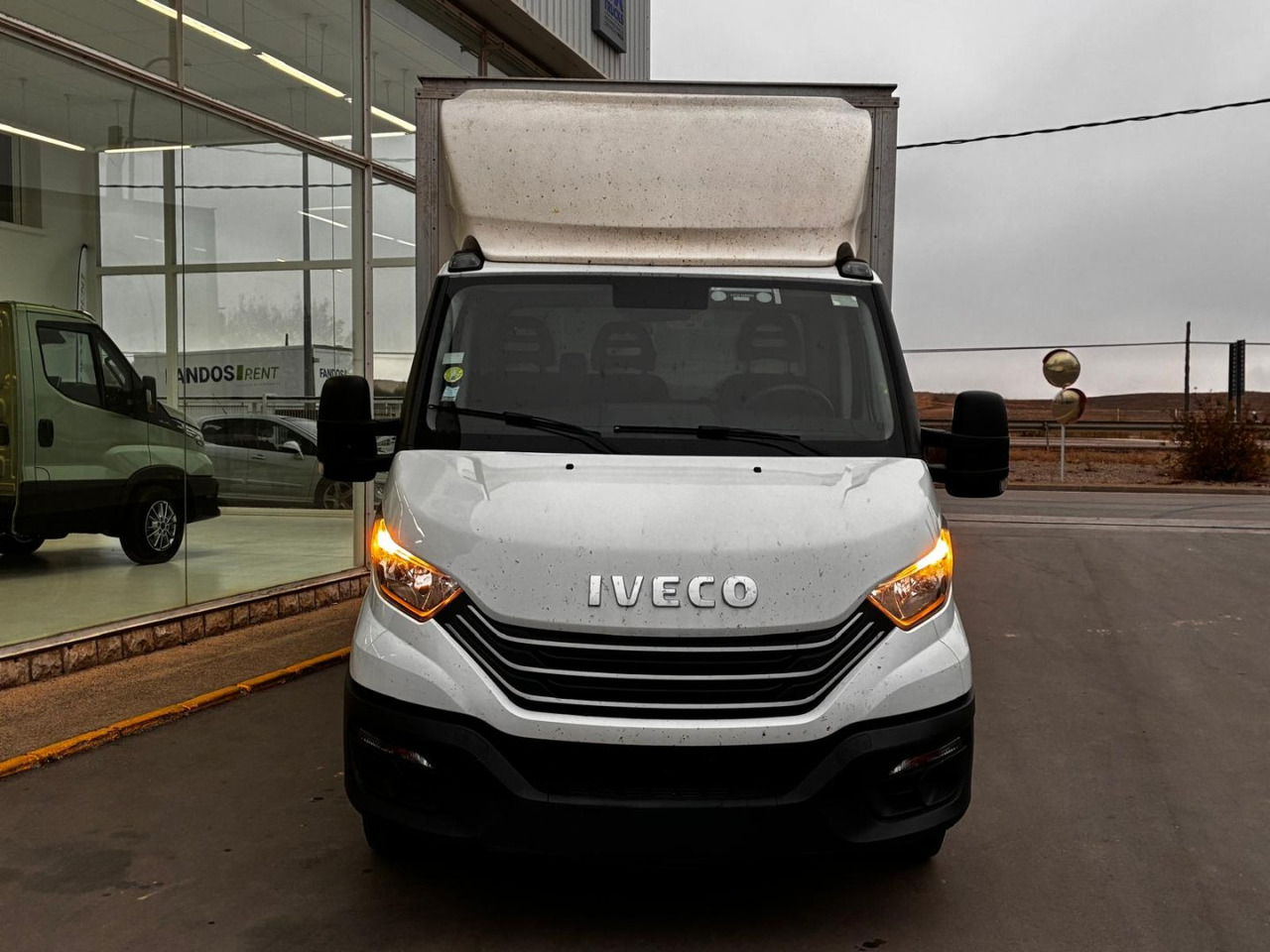 Caja cerrada con plataforma elevadora IVECO 35C16 3.0 20m3 - Kamioncine me kontinier: foto 2 Caja cerrada con plataforma elevadora IVECO 35C16 3.0 20m3 - Kamioncine me kontinier: foto 2