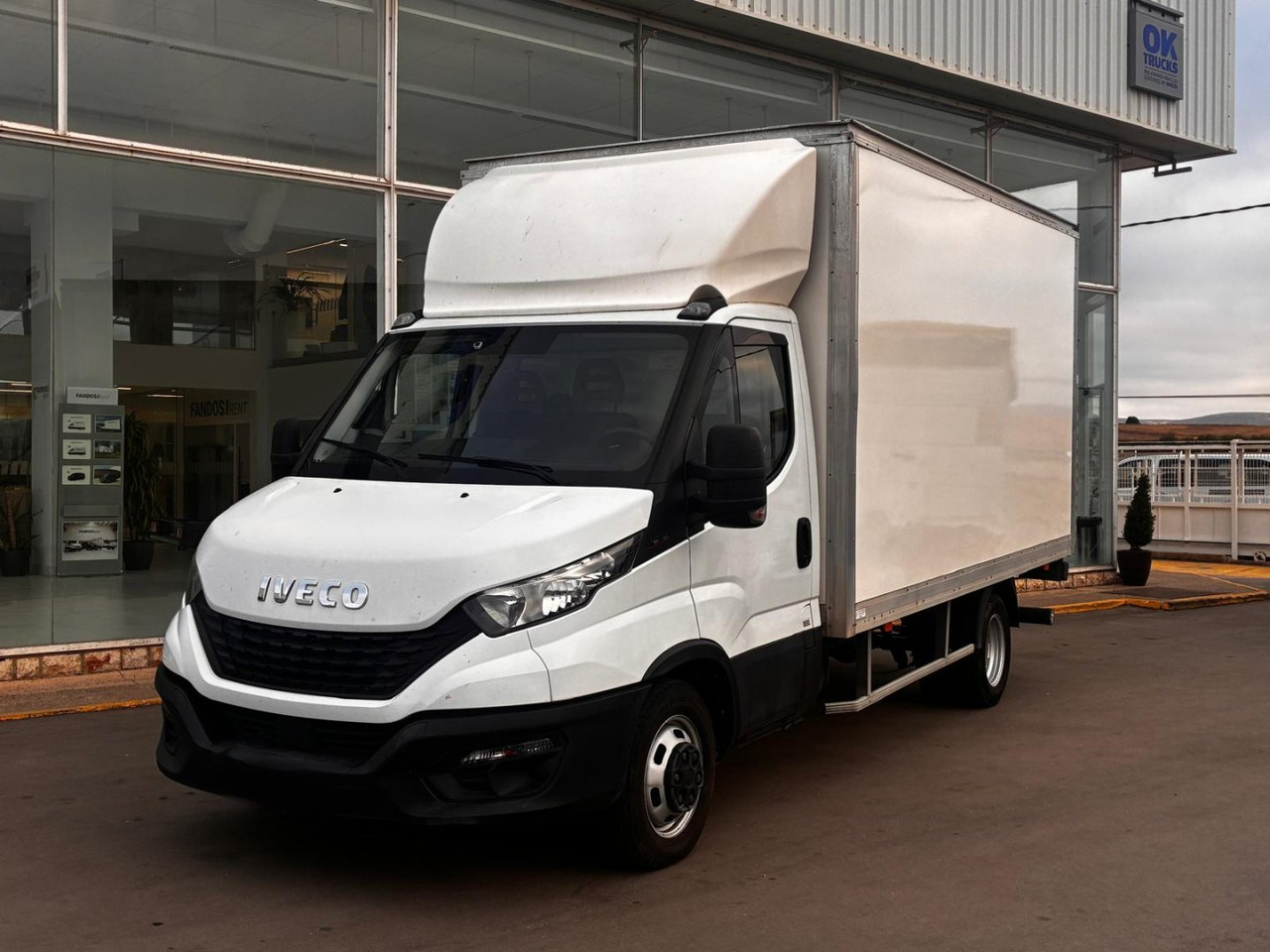 Caja cerrada con plataforma elevadora IVECO 35C16 3.0 20m3 - Kamioncine me kontinier: foto 1 Caja cerrada con plataforma elevadora IVECO 35C16 3.0 20m3 - Kamioncine me kontinier: foto 1