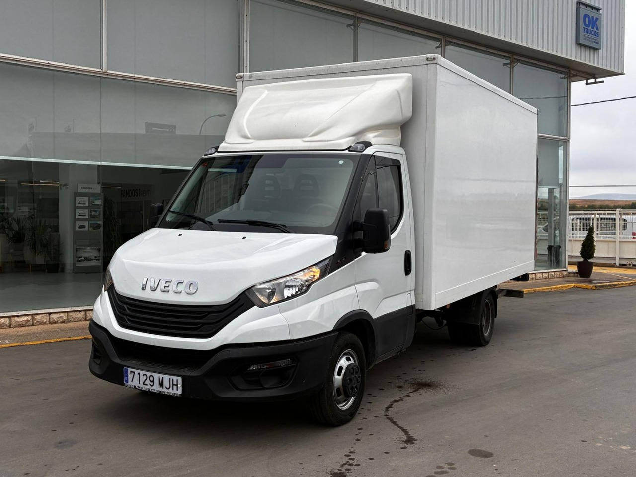 Caja cerrada con plataforma elevadora IVECO 35C16 3.0 20m3 con puerta lateral - Kamioncine me kontinier: foto 1 Caja cerrada con plataforma elevadora IVECO 35C16 3.0 20m3 con puerta lateral - Kamioncine me kontinier: foto 1