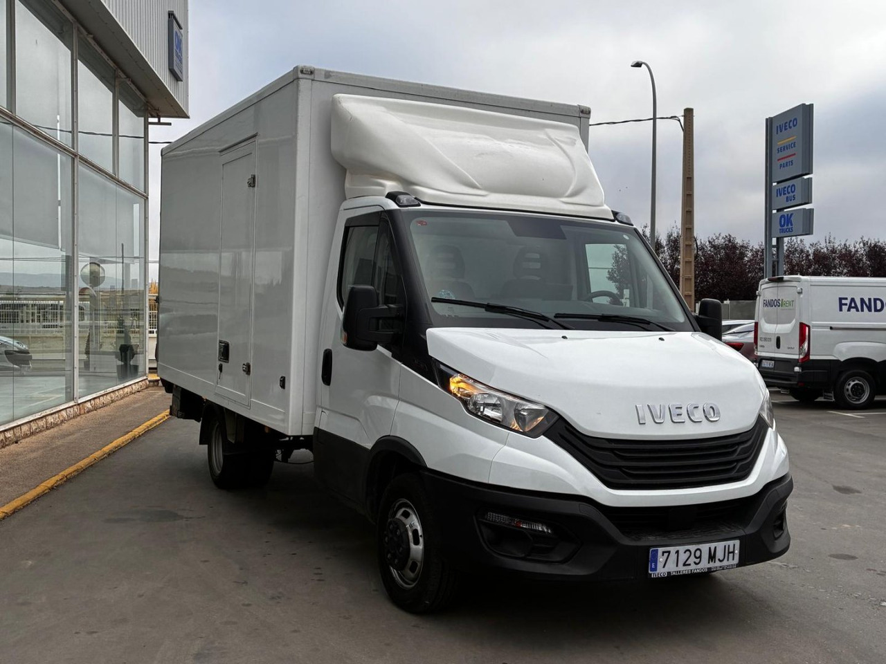 Caja cerrada con plataforma elevadora IVECO 35C16 3.0 20m3 con puerta lateral - Kamioncine me kontinier: foto 3 Caja cerrada con plataforma elevadora IVECO 35C16 3.0 20m3 con puerta lateral - Kamioncine me kontinier: foto 3