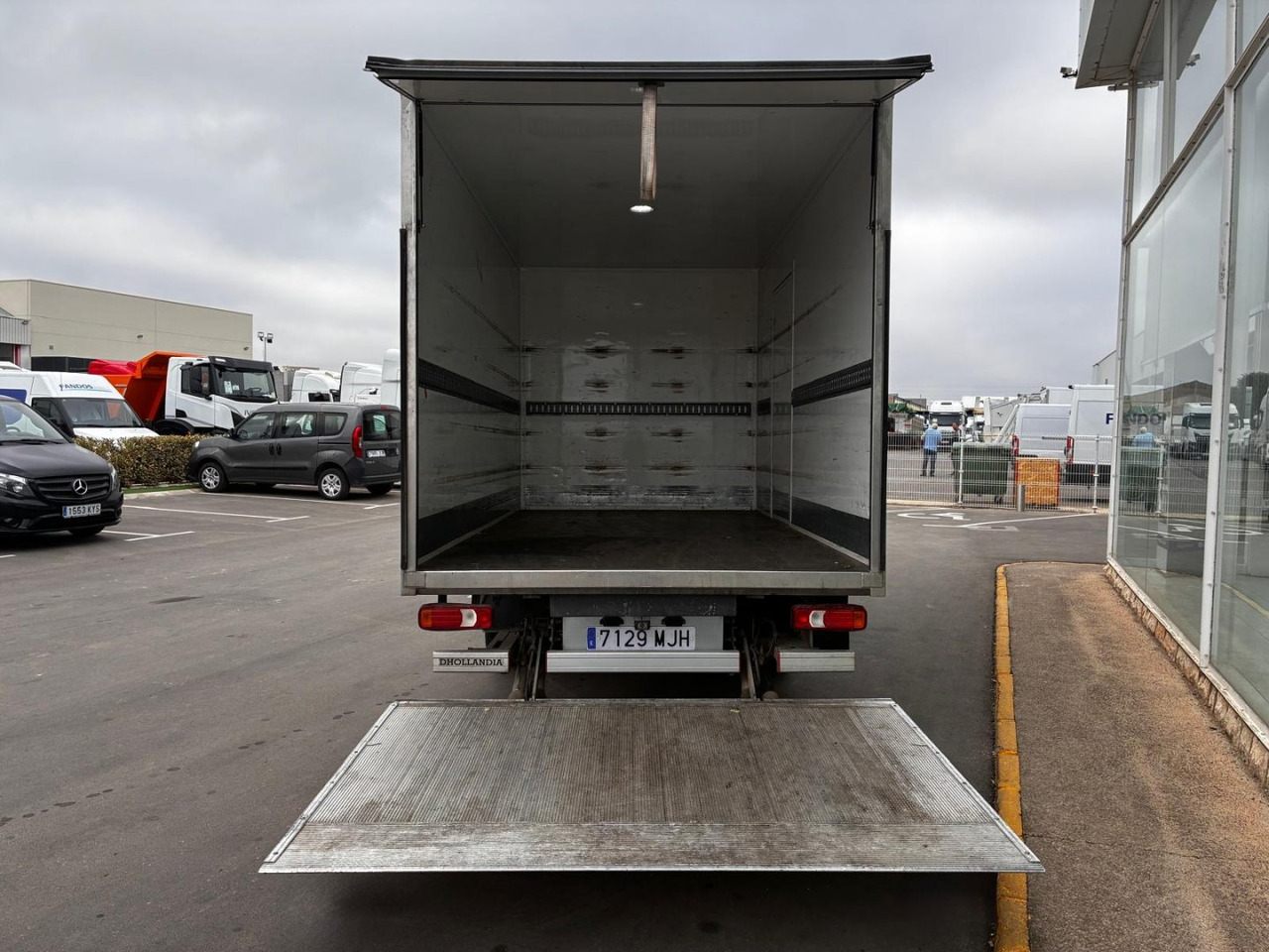 Caja cerrada con plataforma elevadora IVECO 35C16 3.0 20m3 con puerta lateral - Kamioncine me kontinier: foto 5 Caja cerrada con plataforma elevadora IVECO 35C16 3.0 20m3 con puerta lateral - Kamioncine me kontinier: foto 5