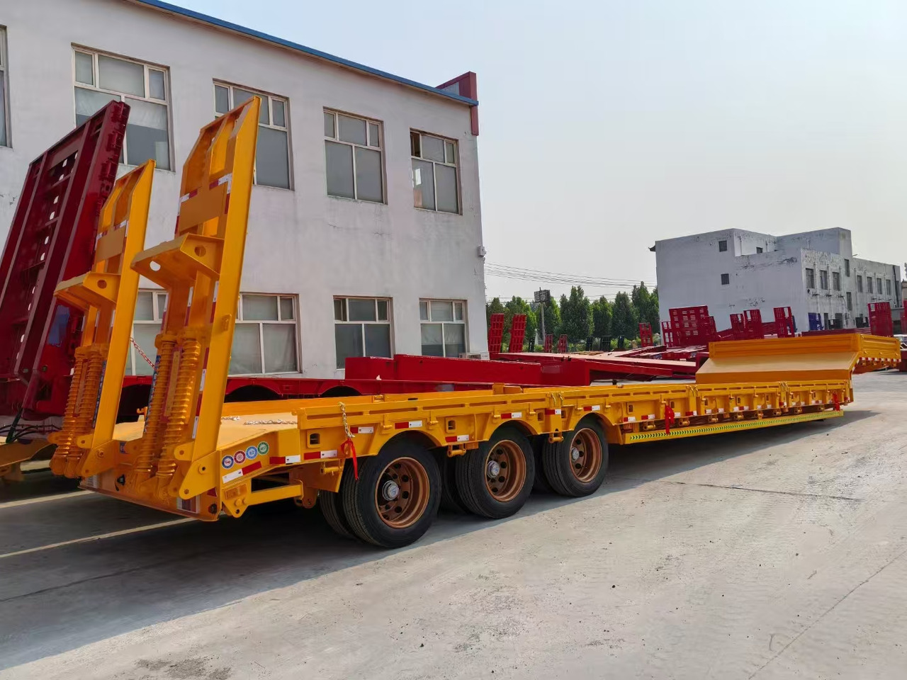 13M Low Bed Semi Trailer | 3 Axles | Heavy Duty Lowboy for Construction Machinery Transport - Gjysmë rimorkio me plan ngarkimi të ulët: foto 2 13M Low Bed Semi Trailer | 3 Axles | Heavy Duty Lowboy for Construction Machinery Transport - Gjysmë rimorkio me plan ngarkimi të ulët: foto 2