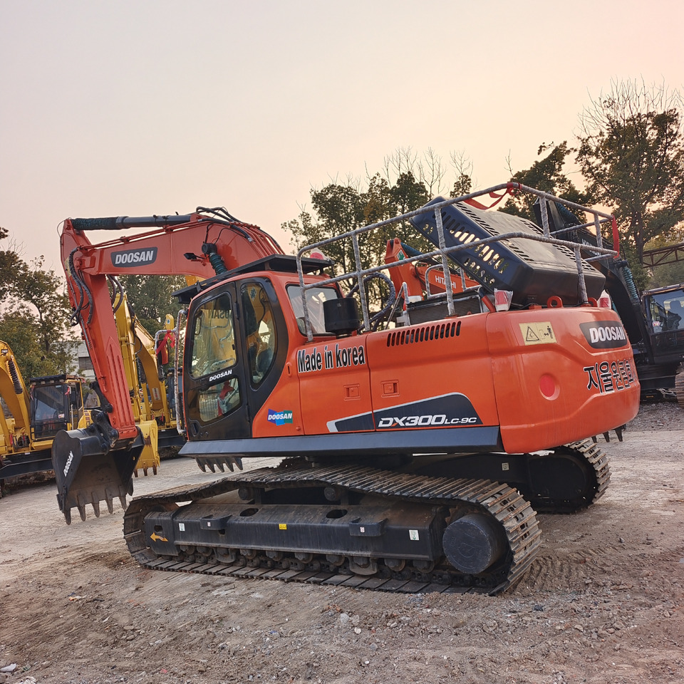 DOOSAN DX300 LC - 9C DX300LCA - Ekskavator me zinxhirë: foto 1 DOOSAN DX300 LC - 9C DX300LCA - Ekskavator me zinxhirë: foto 1