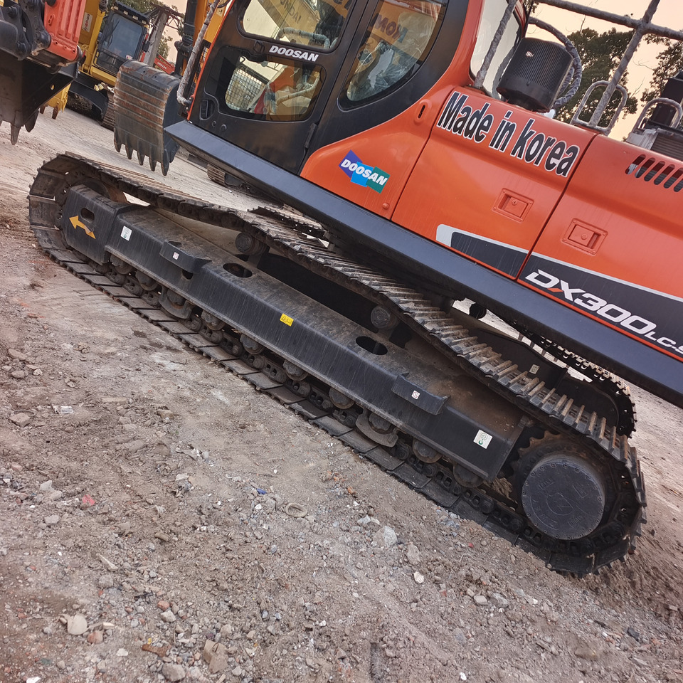 DOOSAN DX300LC-9C Doosan DX 300 LC - 9 C - Ekskavator me zinxhirë: foto 2 DOOSAN DX300LC-9C Doosan DX 300 LC - 9 C - Ekskavator me zinxhirë: foto 2