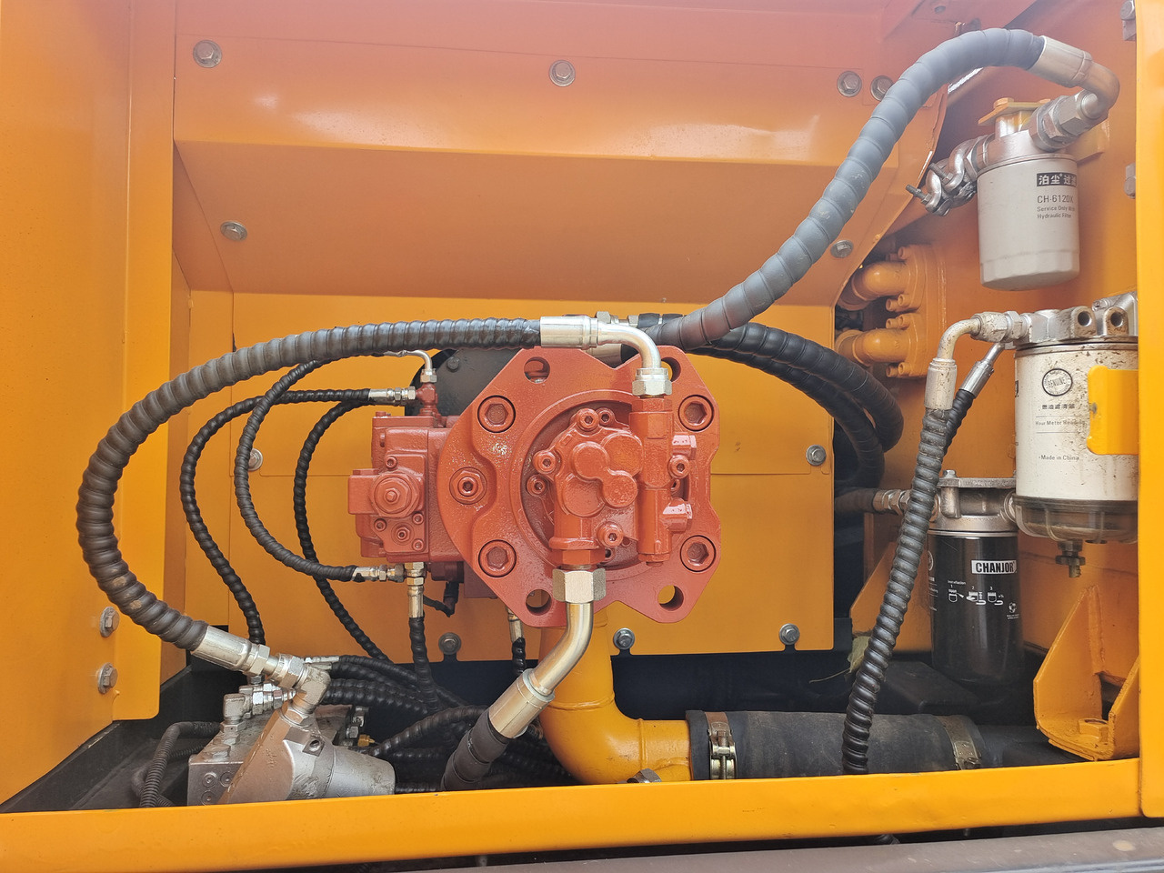 HYUNDAI HX220HD - Ekskavator me zinxhirë: foto 5 HYUNDAI HX220HD - Ekskavator me zinxhirë: foto 5