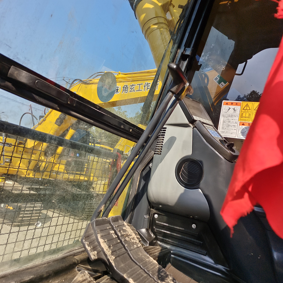 KOMATSU PC 200-8 - Ekskavator me zinxhirë: foto 5 KOMATSU PC 200-8 - Ekskavator me zinxhirë: foto 5