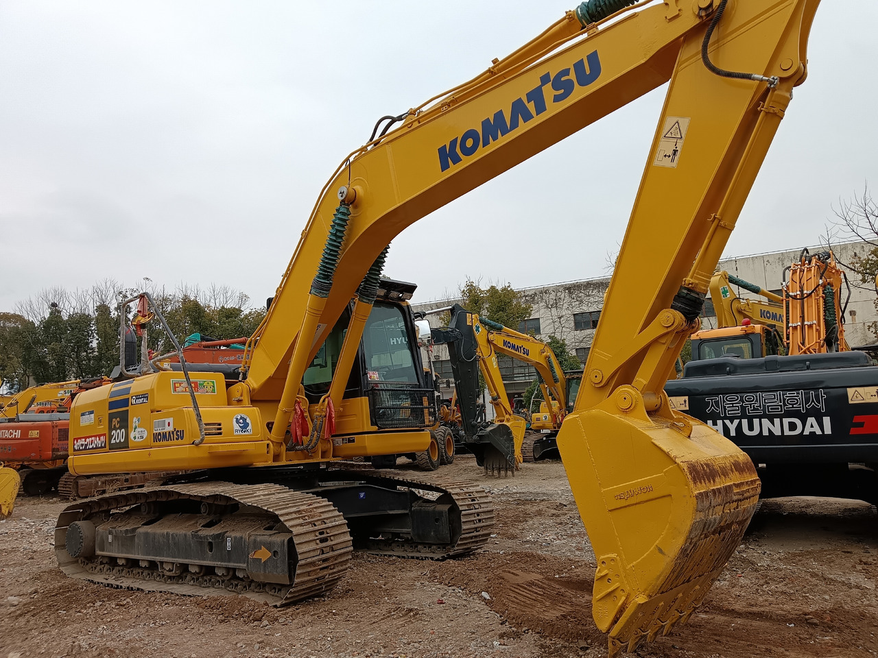 KOMATSU PC 200-8 N1 - Ekskavator me zinxhirë: foto 1 KOMATSU PC 200-8 N1 - Ekskavator me zinxhirë: foto 1
