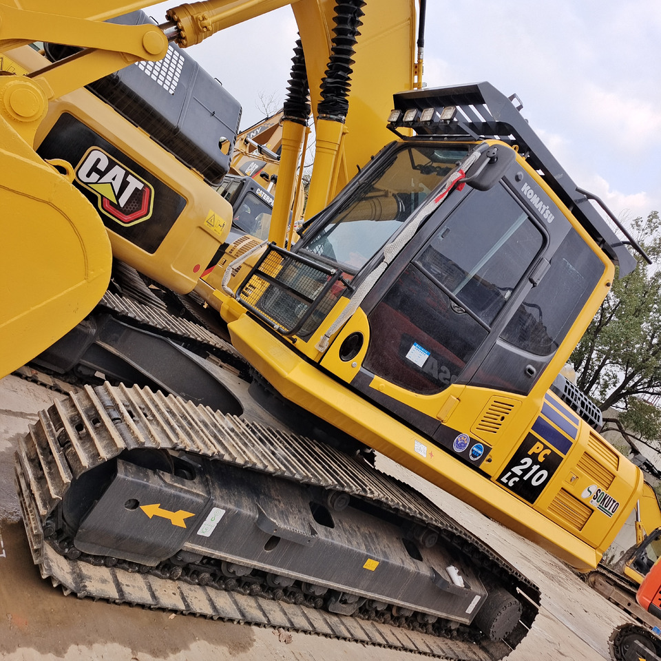 KOMATSU PC 210-8 - Ekskavator me zinxhirë: foto 4 KOMATSU PC 210-8 - Ekskavator me zinxhirë: foto 4