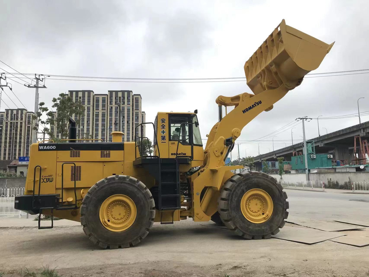 KOMATSU WA 600 - Fadrom me goma: foto 1 KOMATSU WA 600 - Fadrom me goma: foto 1