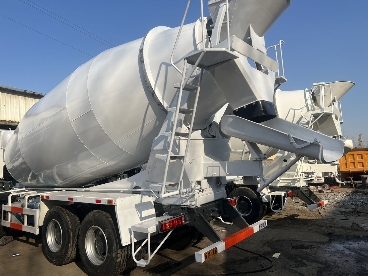 SINOTRUK HOWO 371 8*4 16 CBM - Autobetoniere: foto 4 SINOTRUK HOWO 371 8*4 16 CBM - Autobetoniere: foto 4