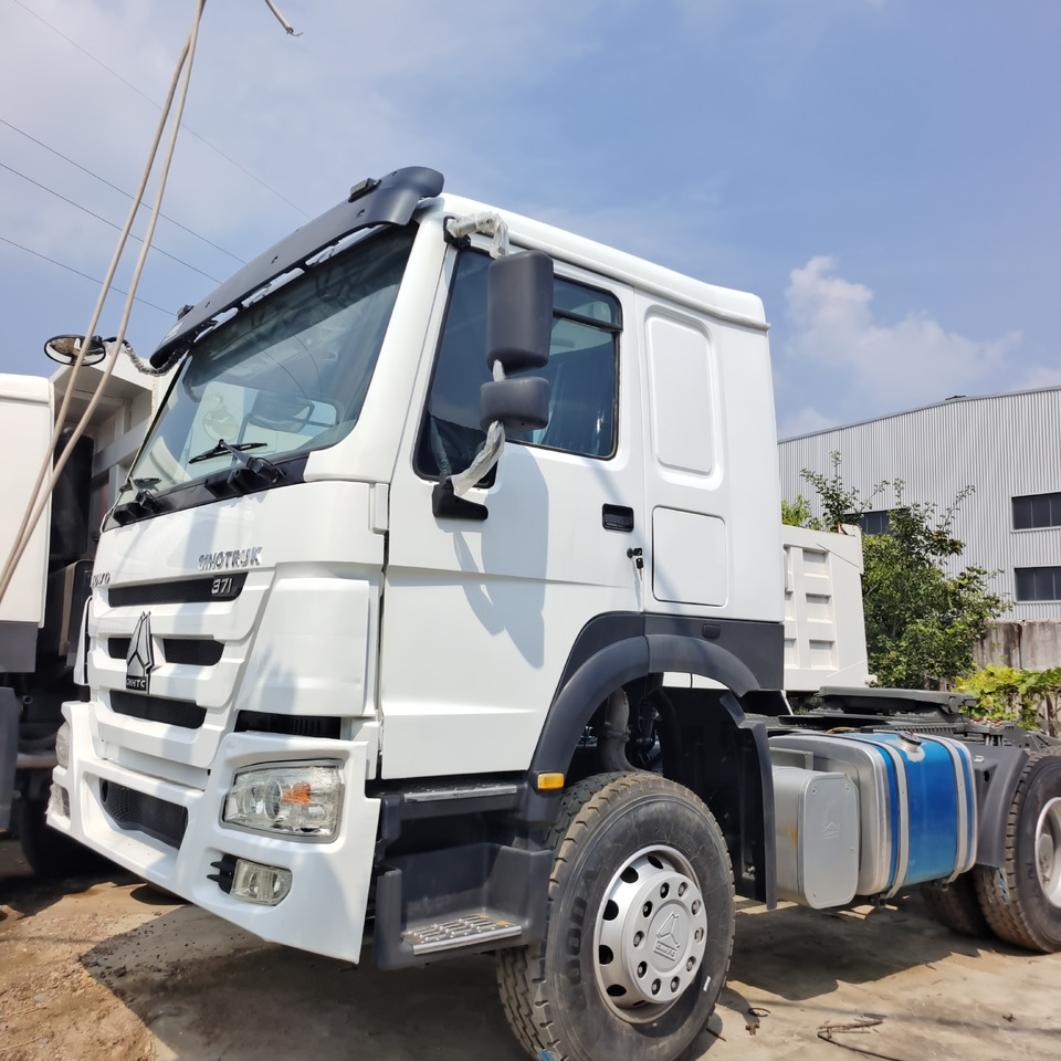 SINOTRUK HOWO 6*4 - Rimorkio vetëshkarkuese: foto 4 SINOTRUK HOWO 6*4 - Rimorkio vetëshkarkuese: foto 4