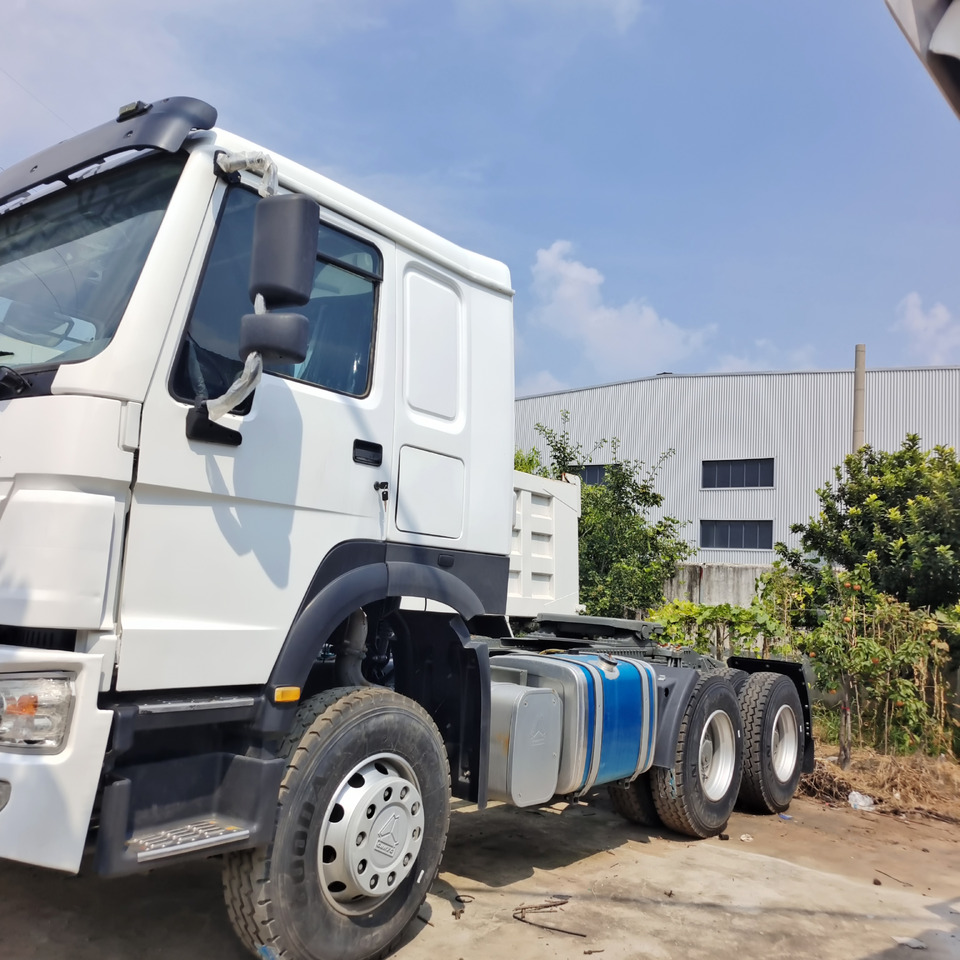 SINOTRUK HOWO 6*4 - Rimorkio vetëshkarkuese: foto 5 SINOTRUK HOWO 6*4 - Rimorkio vetëshkarkuese: foto 5