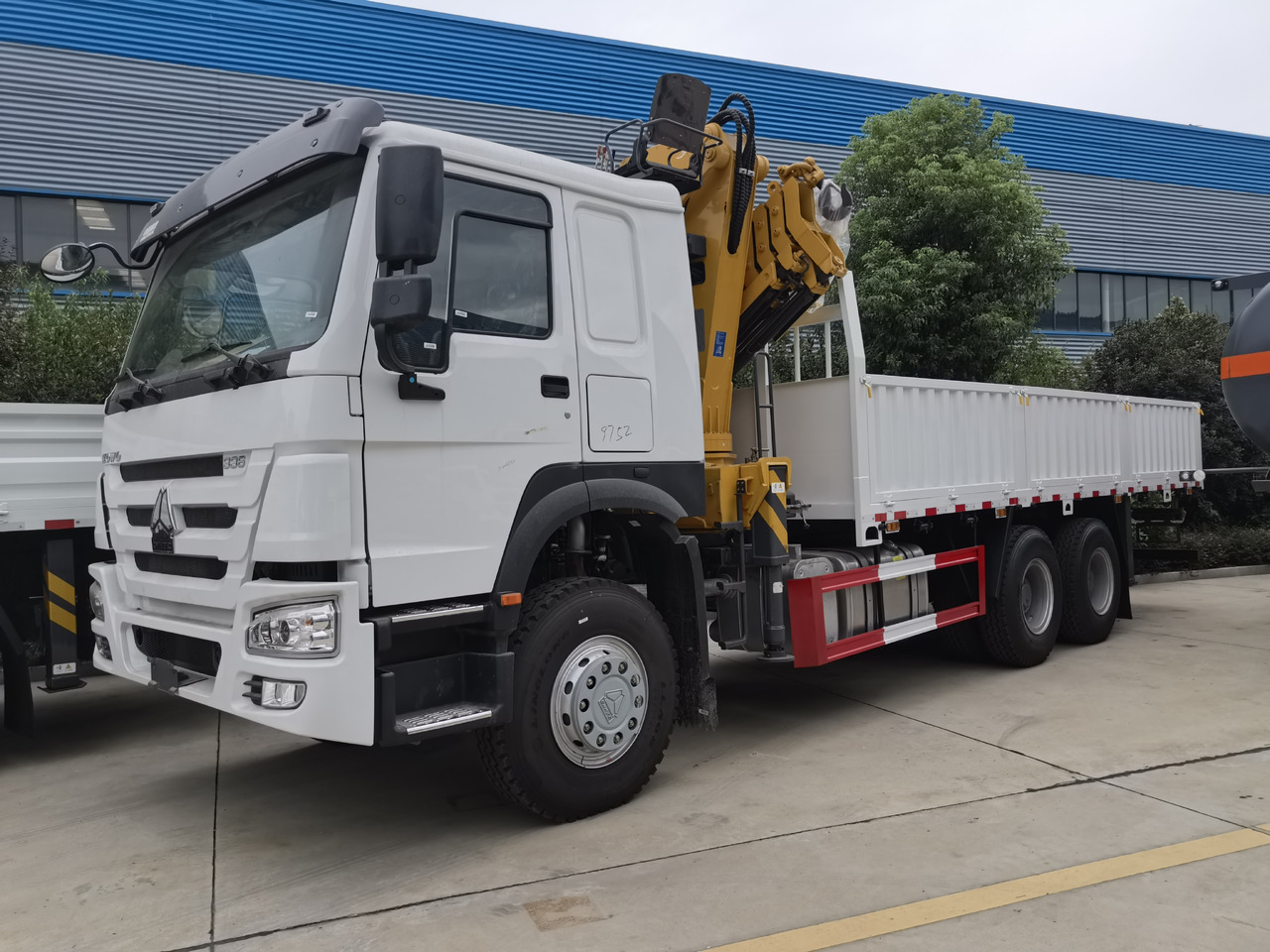 SINOTRUK HOWO 8 TON Knuckle Boom Crane TRUCK MOUNTED CRANE - Kamion me vinç: foto 1 SINOTRUK HOWO 8 TON Knuckle Boom Crane TRUCK MOUNTED CRANE - Kamion me vinç: foto 1