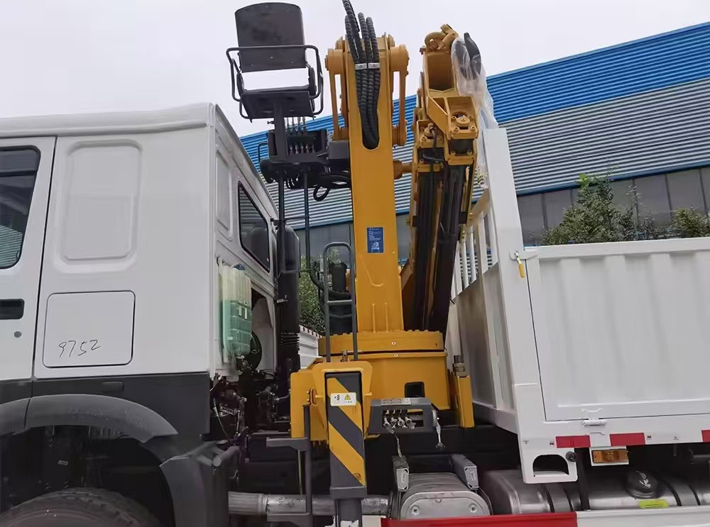 SINOTRUK HOWO 8 TON Knuckle Boom Crane TRUCK MOUNTED CRANE - Kamion me vinç: foto 3 SINOTRUK HOWO 8 TON Knuckle Boom Crane TRUCK MOUNTED CRANE - Kamion me vinç: foto 3