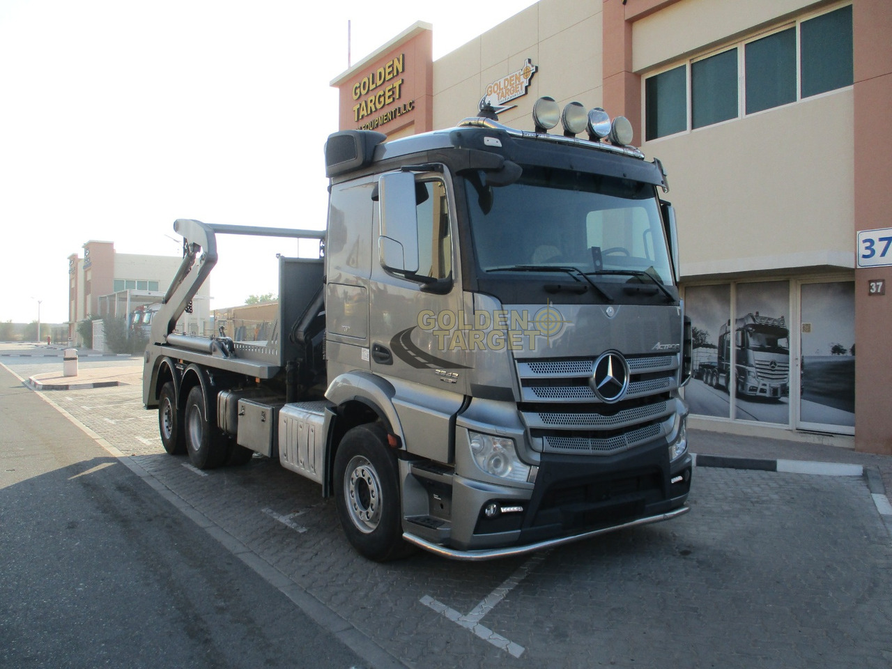 MERCEDES-BENZ 2642 6×2 DOUBLE SKIP LOADER with HIAB Crane - Fadromë ngarkuese: foto 1 MERCEDES-BENZ 2642 6×2 DOUBLE SKIP LOADER with HIAB Crane - Fadromë ngarkuese: foto 1