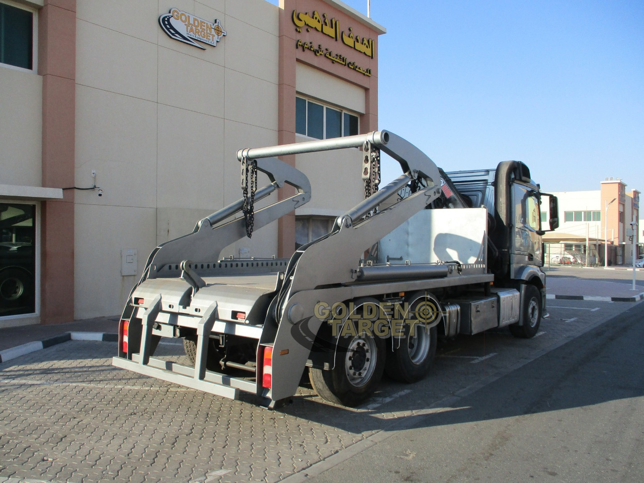 MERCEDES-BENZ 2642 6×2 DOUBLE SKIP LOADER with HIAB Crane - Fadromë ngarkuese: foto 3 MERCEDES-BENZ 2642 6×2 DOUBLE SKIP LOADER with HIAB Crane - Fadromë ngarkuese: foto 3