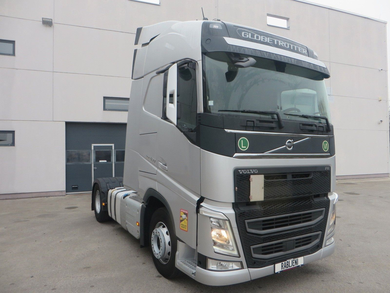 Volvo FH460 4x2Tractor - Gjysmë-kamion: foto 2 Volvo FH460 4x2Tractor - Gjysmë-kamion: foto 2