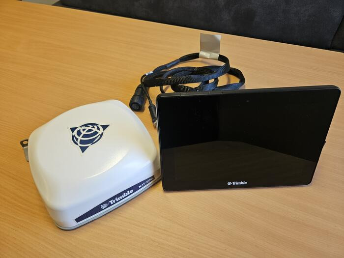 Trimble GFX 750 + NAV 900 - Kokë për Traktor: foto 1 Trimble GFX 750 + NAV 900 - Kokë për Traktor: foto 1