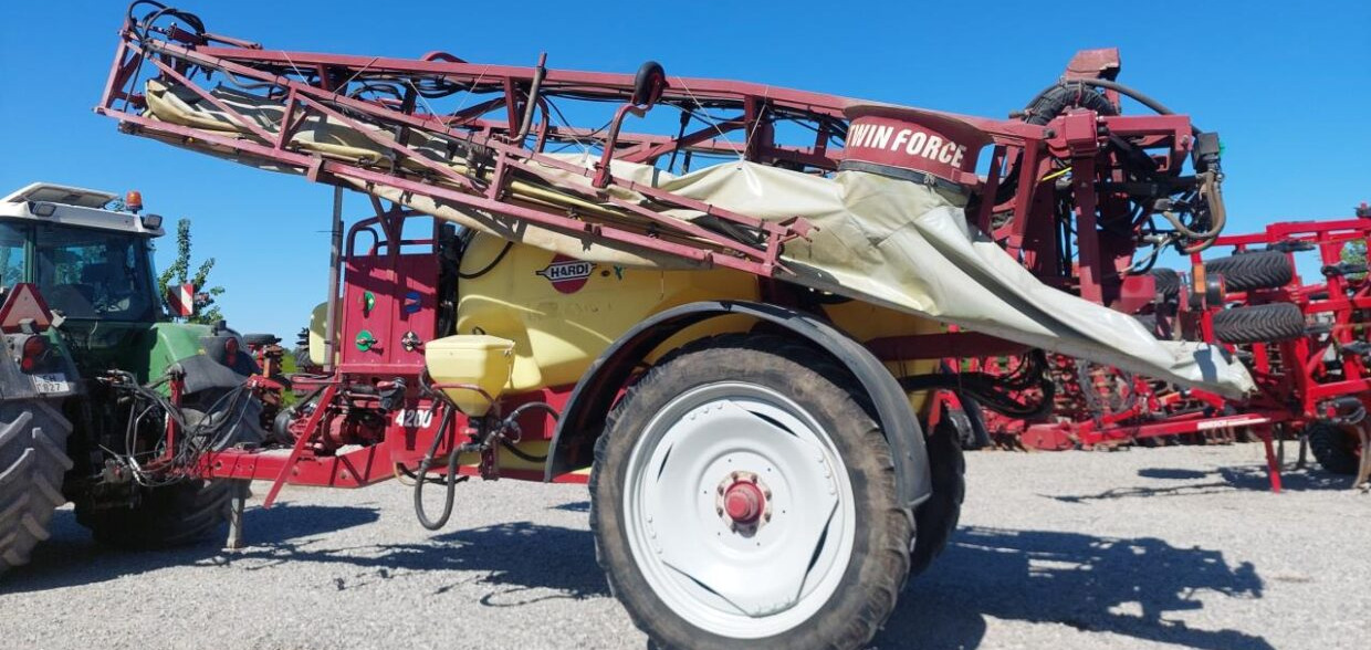Hardi Commander Plus 4200 - 28m Twin - Spërkatës me rimorkio: foto 1 Hardi Commander Plus 4200 - 28m Twin - Spërkatës me rimorkio: foto 1
