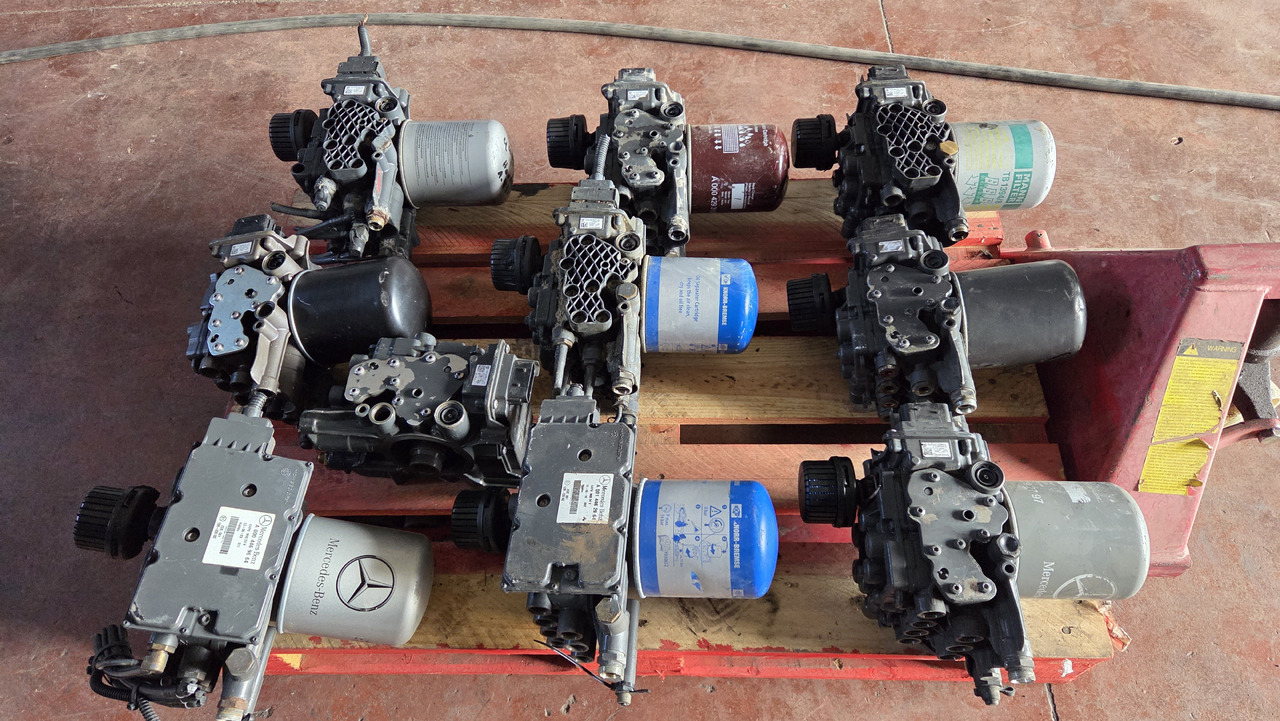 KNORR-BREMSE Knorr-Bremse AIR DRYER Mercedes-Benz ACTROS MP4 - Valvul frenave për Kamioni: foto 1 KNORR-BREMSE Knorr-Bremse AIR DRYER Mercedes-Benz ACTROS MP4 - Valvul frenave për Kamioni: foto 1