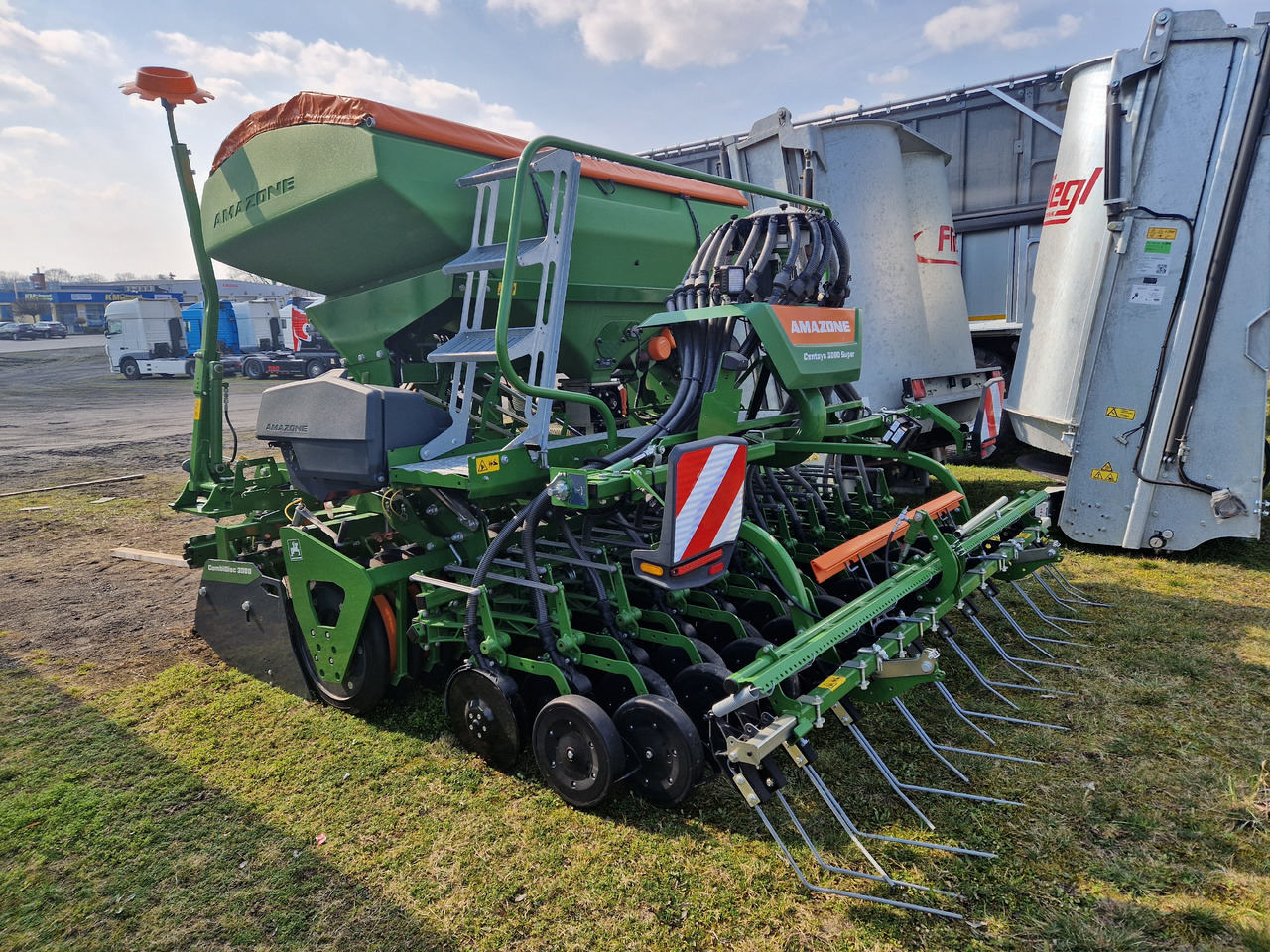 Amazone Centaya 3000 Super Harrow - Mbjellëse e kombinuar në radhë: foto 4 Amazone Centaya 3000 Super Harrow - Mbjellëse e kombinuar në radhë: foto 4