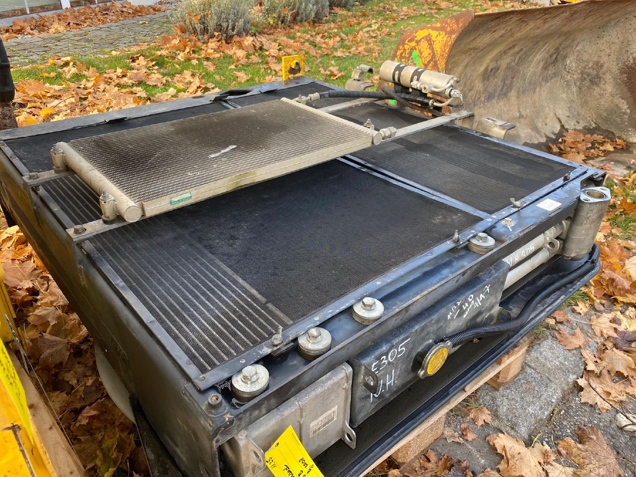 Holland E 305 - Sistemi i ftohjes për Makineri ndërtimi: foto 1 Holland E 305 - Sistemi i ftohjes për Makineri ndërtimi: foto 1