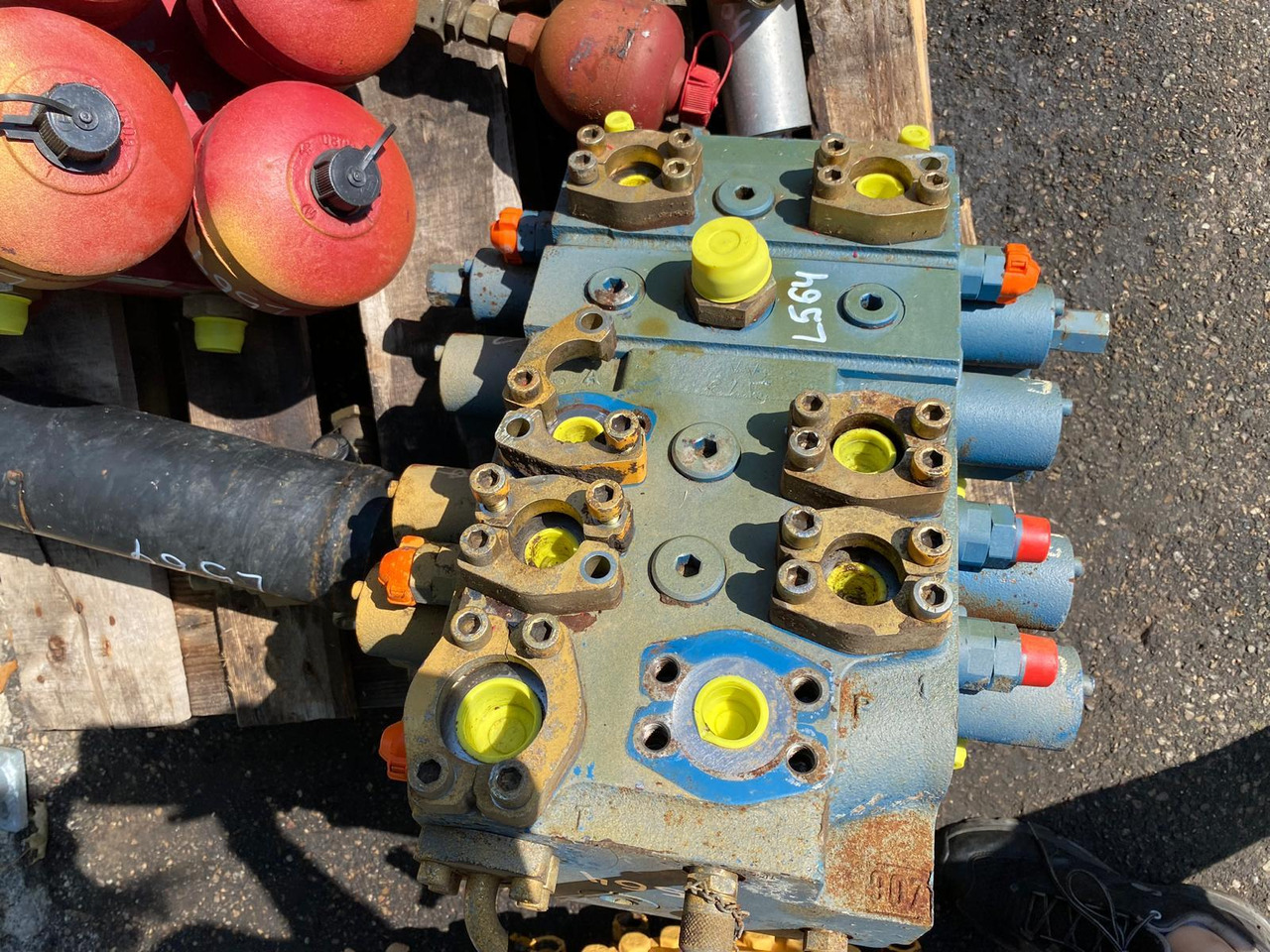 Liebherr L564 - Valvula hidraulike për Makineri ndërtimi: foto 2 Liebherr L564 - Valvula hidraulike për Makineri ndërtimi: foto 2