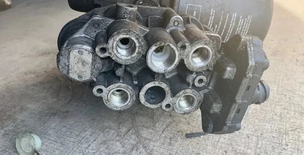 Zespół Przygotowania Powietrza IVECO Stralis LA8609 Knorr Bremse LA8609 - Valvul frenave për Kamioni: foto 3 Zespół Przygotowania Powietrza IVECO Stralis LA8609 Knorr Bremse LA8609 - Valvul frenave për Kamioni: foto 3