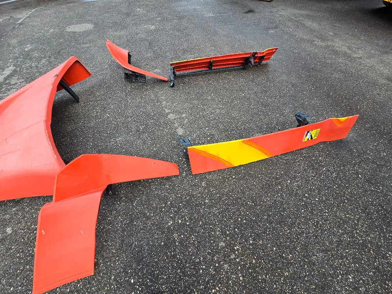 MAN TGX Spoiler - Aerodinamikë/ Kuadër i drejtimit të tërthortë për Kamioni: foto 1 MAN TGX Spoiler - Aerodinamikë/ Kuadër i drejtimit të tërthortë për Kamioni: foto 1