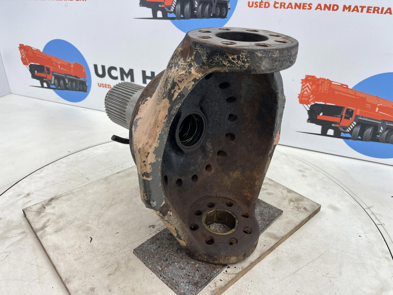 Terex AC 155 steering knuckle 16 holes axle 2 and 3 - Krah moco për Autovinç: foto 4 Terex AC 155 steering knuckle 16 holes axle 2 and 3 - Krah moco për Autovinç: foto 4