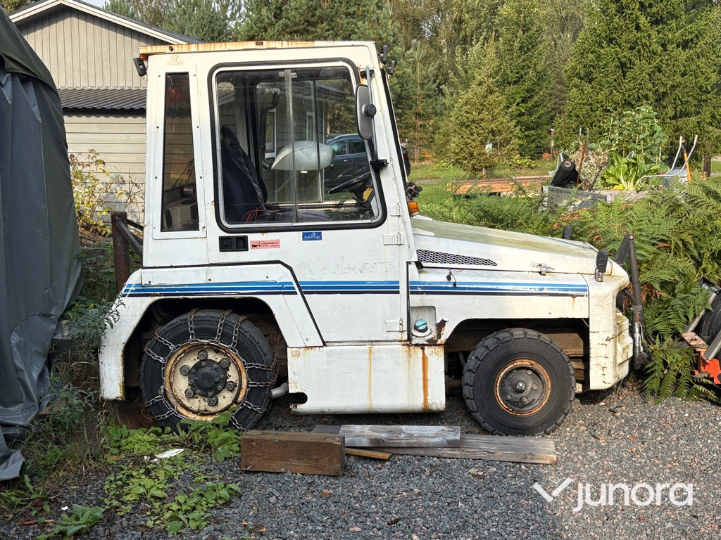 Plogbil - Bagagetruck - Mjet për tërheqjen e bagazheve: foto 1 Plogbil - Bagagetruck - Mjet për tërheqjen e bagazheve: foto 1